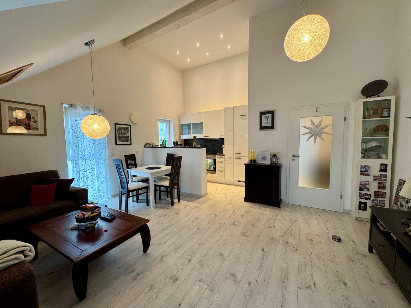 Charmante Dachgeschosswohnung – 3 Zimmer, hohe Decken & sonnige Süd-Terrasse – in Hallbergmoos, 85399 Hallbergmoos