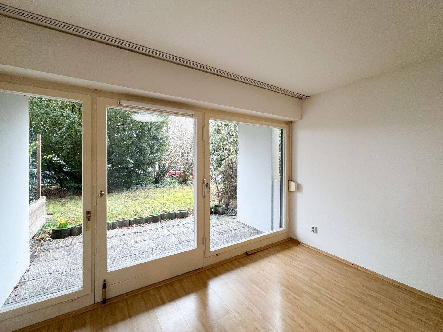 Gepflegtes, helles 1-Zimmer Appartement mit Terrasse und Einbauküche, 81477 München (Thalk. Obersendl.-Forsten-Fürstenr.-Solln)
