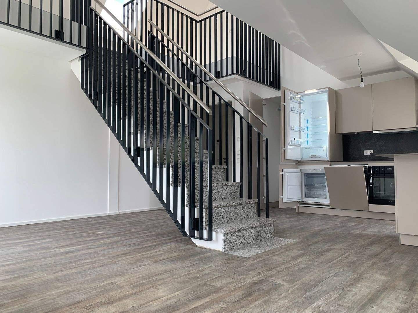Traumhafte Galerie/Dachgeschoss-Maisonette-Whg. in Neubau: 3-Zimmer zzgl. Galerie, Dachterrasse + 2 Balkone, hochwertige EBK!, 81673 München (Berg am Laim)