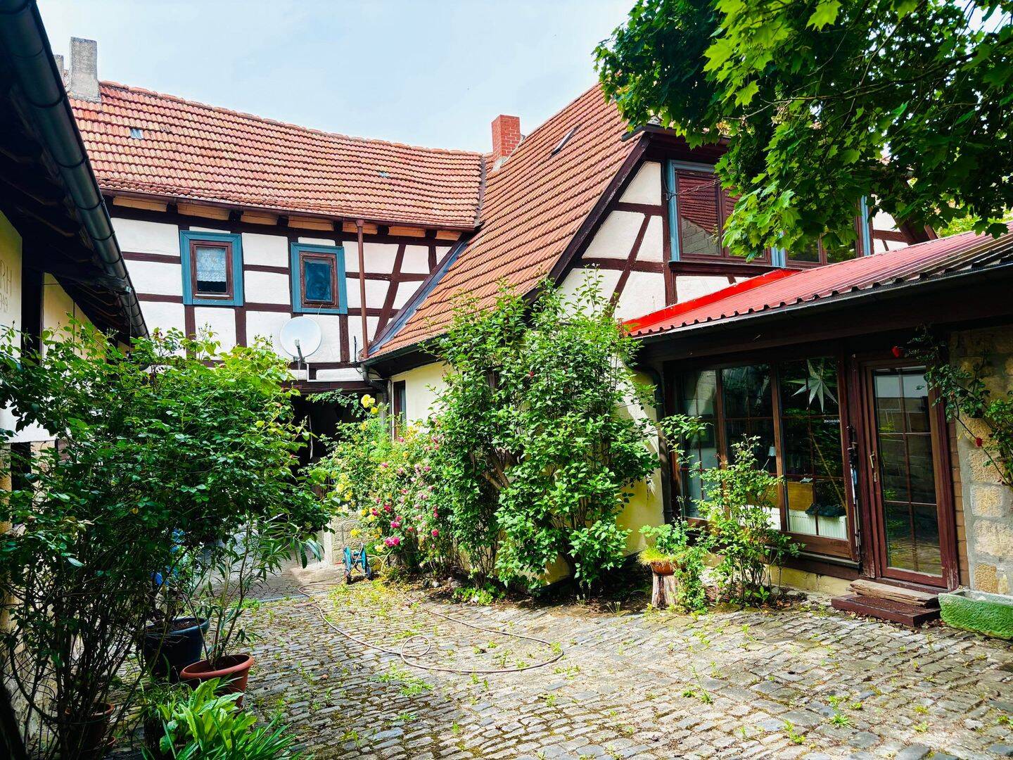 Schmuckstück im Herzen der Stadt! Viel Platz bietender VIERSEITHOF mit Nebengebäuden und Garten auf einem 1200m² großen Grund, 97461 Hofheim i. UFr.