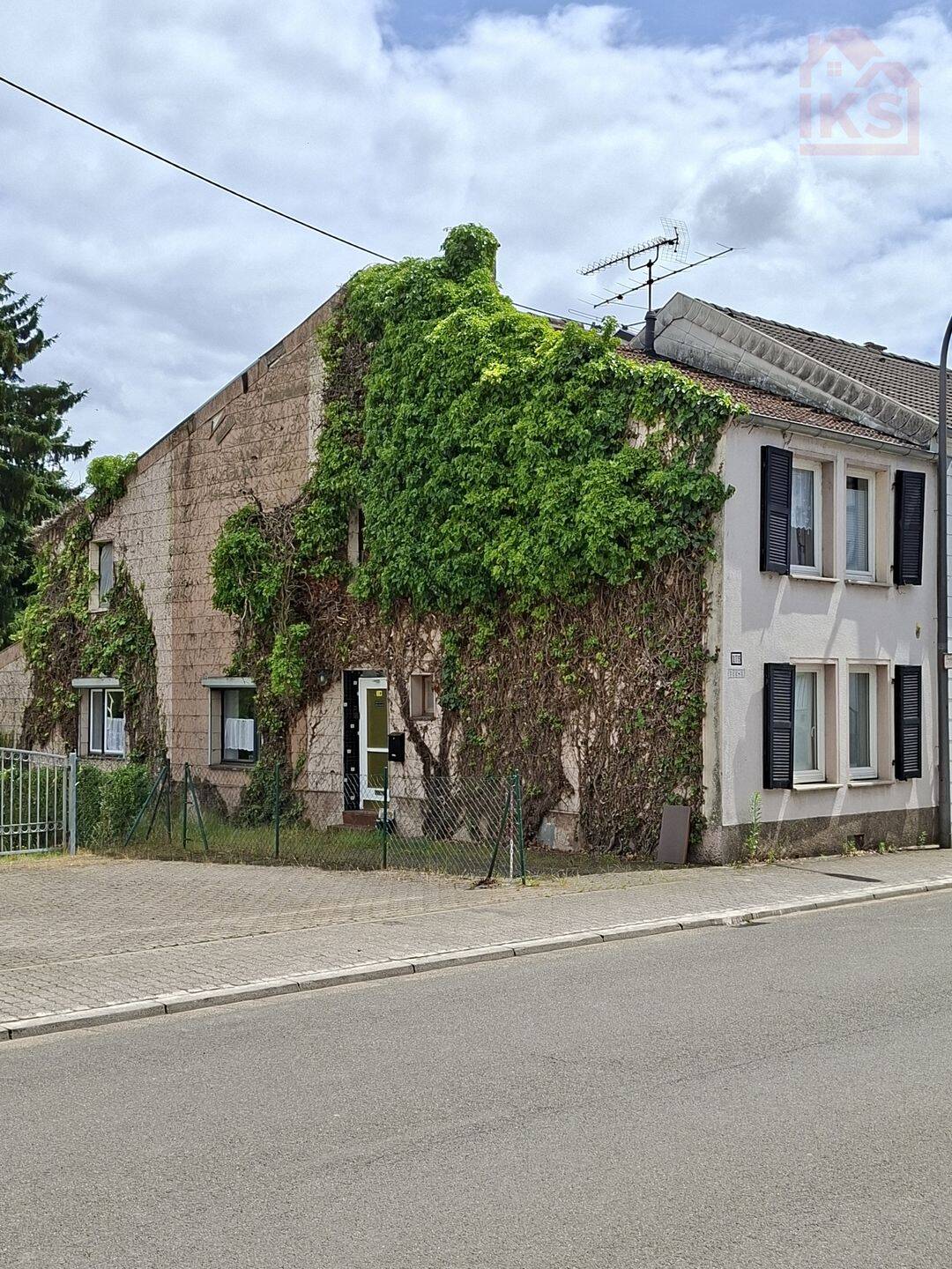 Einfamilienhaus mit Garten und 2 Garagen in Saarlouis- Beaumarais zu verkaufen, 66740 Saarlouis