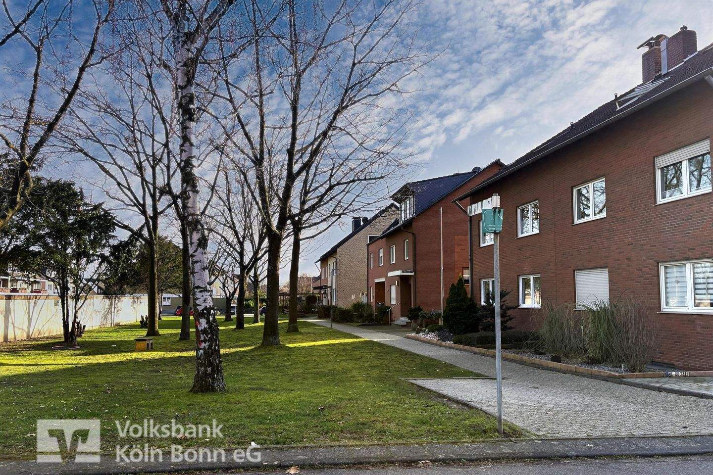 Zons – Großzügige Doppelhaushälfte nebst zwei Garagen in Ruhiglage, 41541 Dormagen