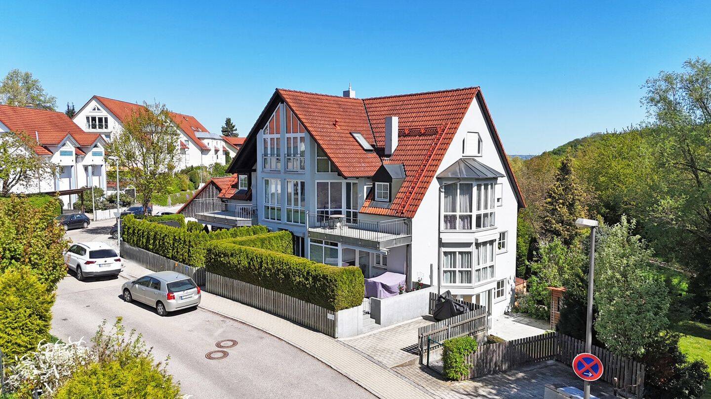 Lichtdurchflutete 3-Zimmer-Wohnung mit schönem Glas-Erker & Balkon am Landshuter Moniberg, 84028 Landshut (Altstadt Peter und Paul)