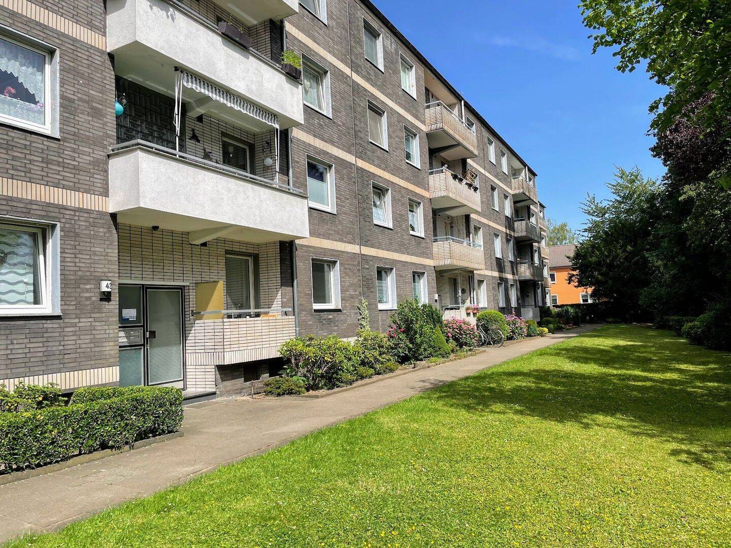 Attraktive 3-Zimmer-Wohnung mit Loggia in gepflegtem Mehrfamilienhaus, ca. 74 m² in Duisburg-Neumühl, 47166 Duisburg