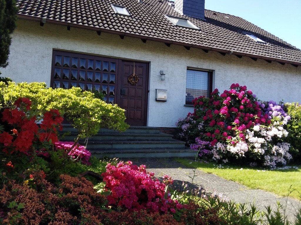 Gepflegtes Zweifamilienhaus auf Erbpachtgrundstück in Porta Westfalica-Neesen, 32457 Porta Westfalica