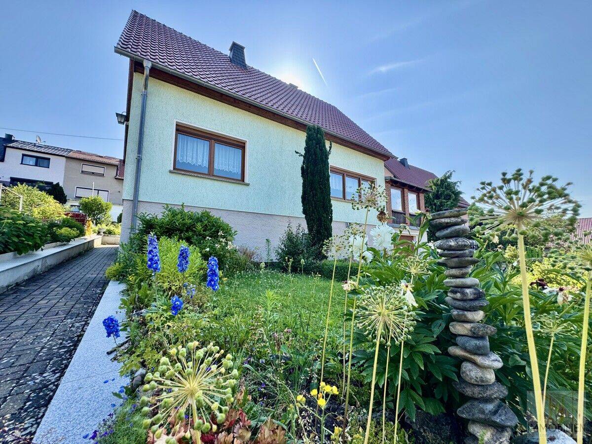 Zeitlose Wohnqualität in ruhiger Wohnlage – Garten und Garage inklusive, 7407 Rudolstadt