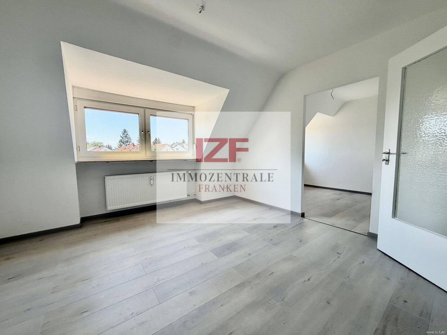 SOFORT FREI: Sanierte, helle 2-Zimmer-Dachgeschosswohnung in Nürnberg-Eibach, 90451 Nürnberg (Eibach Hafen Maiach Reichelsdorf Röthenbach bei Schweinau)