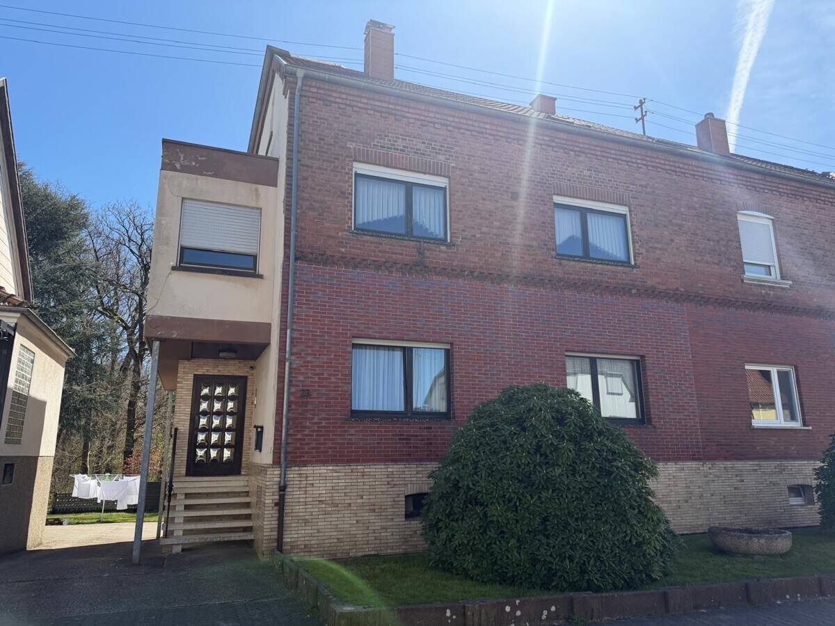 Zweifamilienhaus mit Garten und Garagen in begehrter Lage von Püttlingen, 66346 Püttlingen