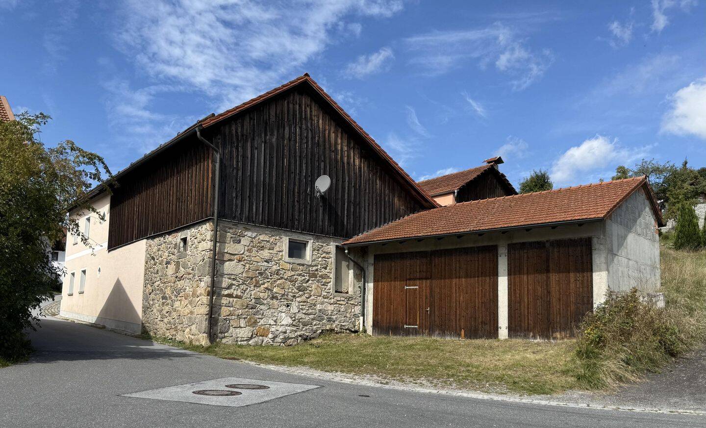 Sanierungsobjekt – Haus mit Halle/Garage/Stellfläche auf kleinem Grundstück – Röhrnbach, 94133 Röhrnbach