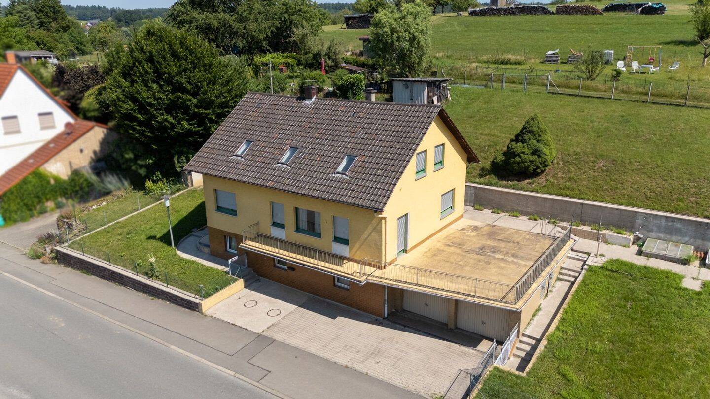 Einfamilienhaus mit Nebengebäude und separatem Bauplatz auf knapp 1.400 m² in Epfenbach, 74925 Epfenbach