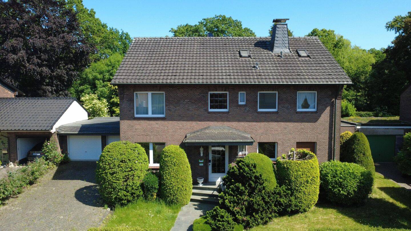 Raum für Ihre Zukunft – Freistehendes Zweifamilienhaus mit außergewöhnlichem Potenzial, 46149 Oberhausen (Alsfeld Buschhausen Schwarze Heide Stadtmitte Sterkrade-Mitte)