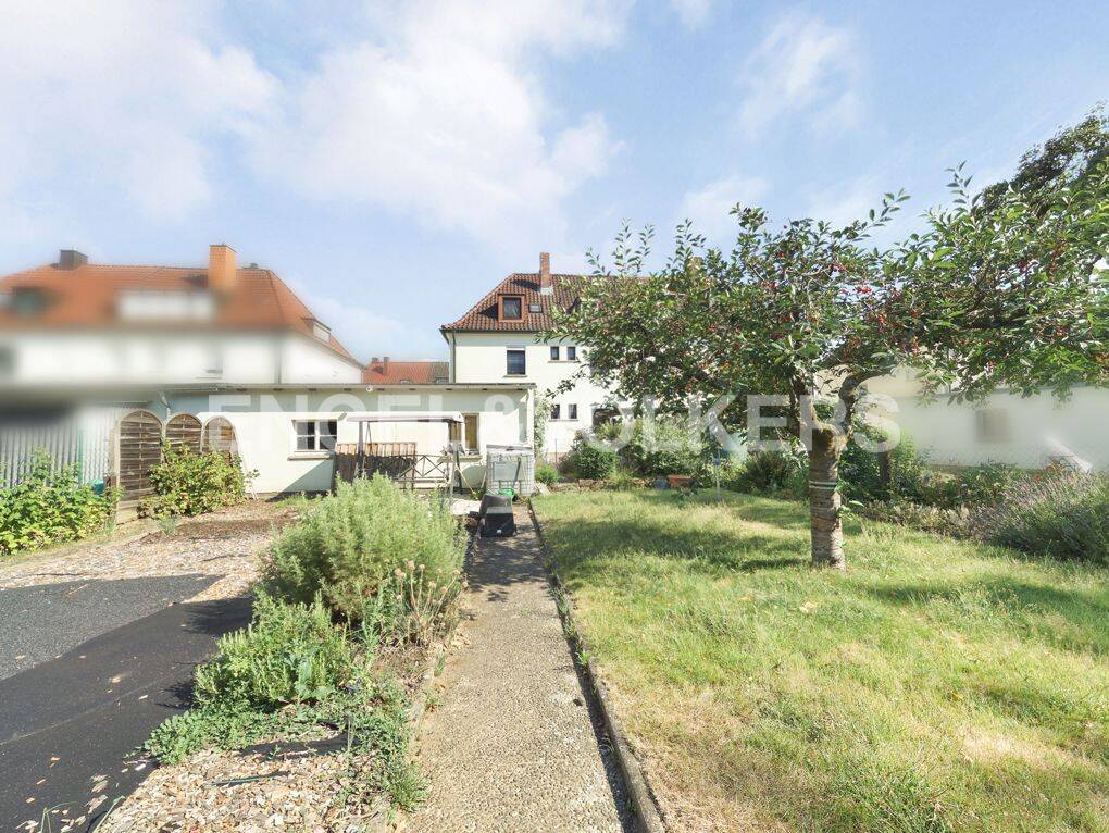Gepflegte Doppelhaushälfte mit zwei Wohneinheiten, schönem Garten und zwei Garagen, 97424 Schweinfurt