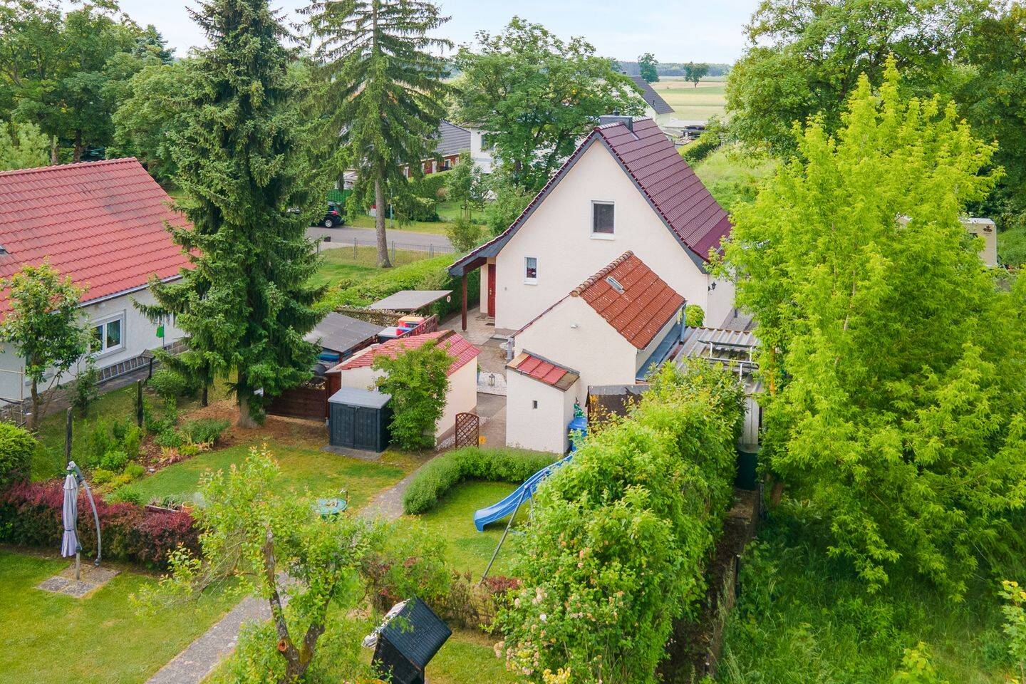 Bahnhofsnah! Mit Keller, Einbauküche, Rollläden, Nebengebäude, Garage: Einfamilienhaus in Rehfelde, 15345 Rehfelde