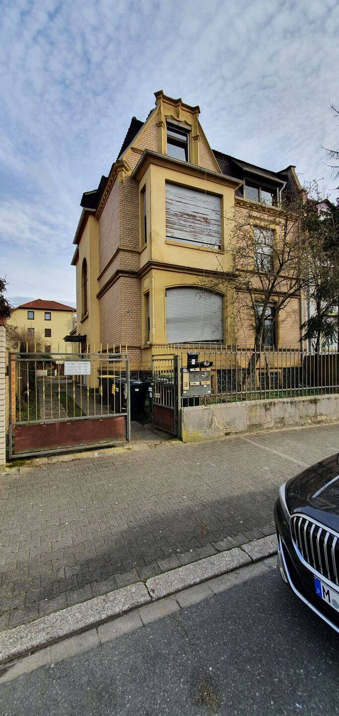 Altbau trifft Potenzial: Villa mit drei Wohneinheiten & Garagen in Offenbach am Main, 63071 Offenbach am Main (Offenbach am Main Tempelsee)