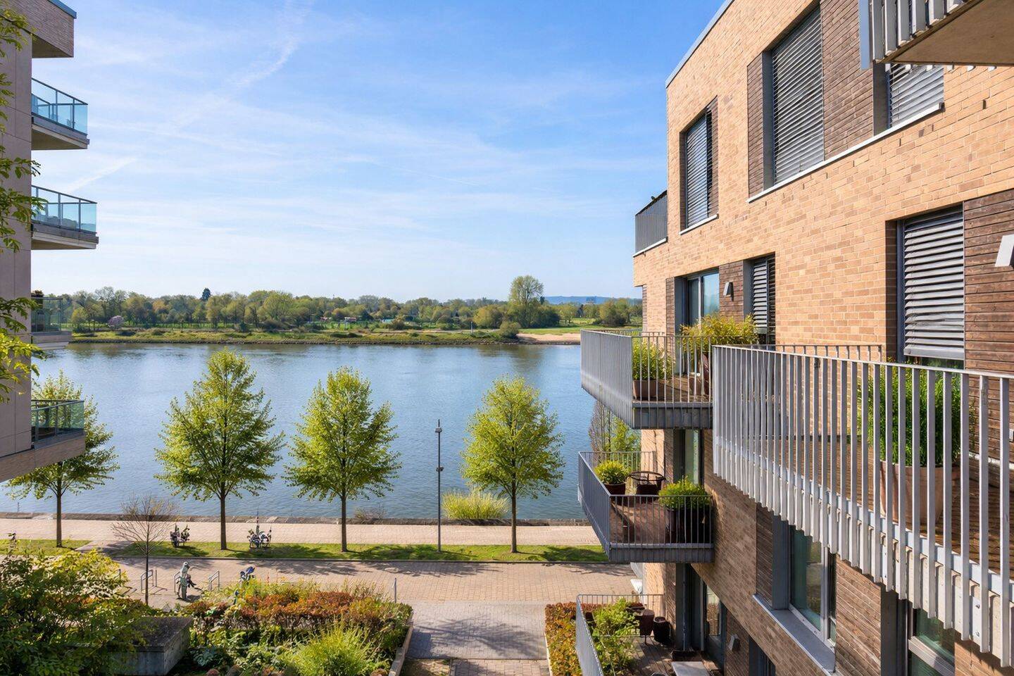LICHTDURCHFLUTETE WOHNUNG IM 3.OG MIT WESERBLICK IN 1. REIHE – BEZUGSFREI – AKTUELL FERIENWOHNUNG