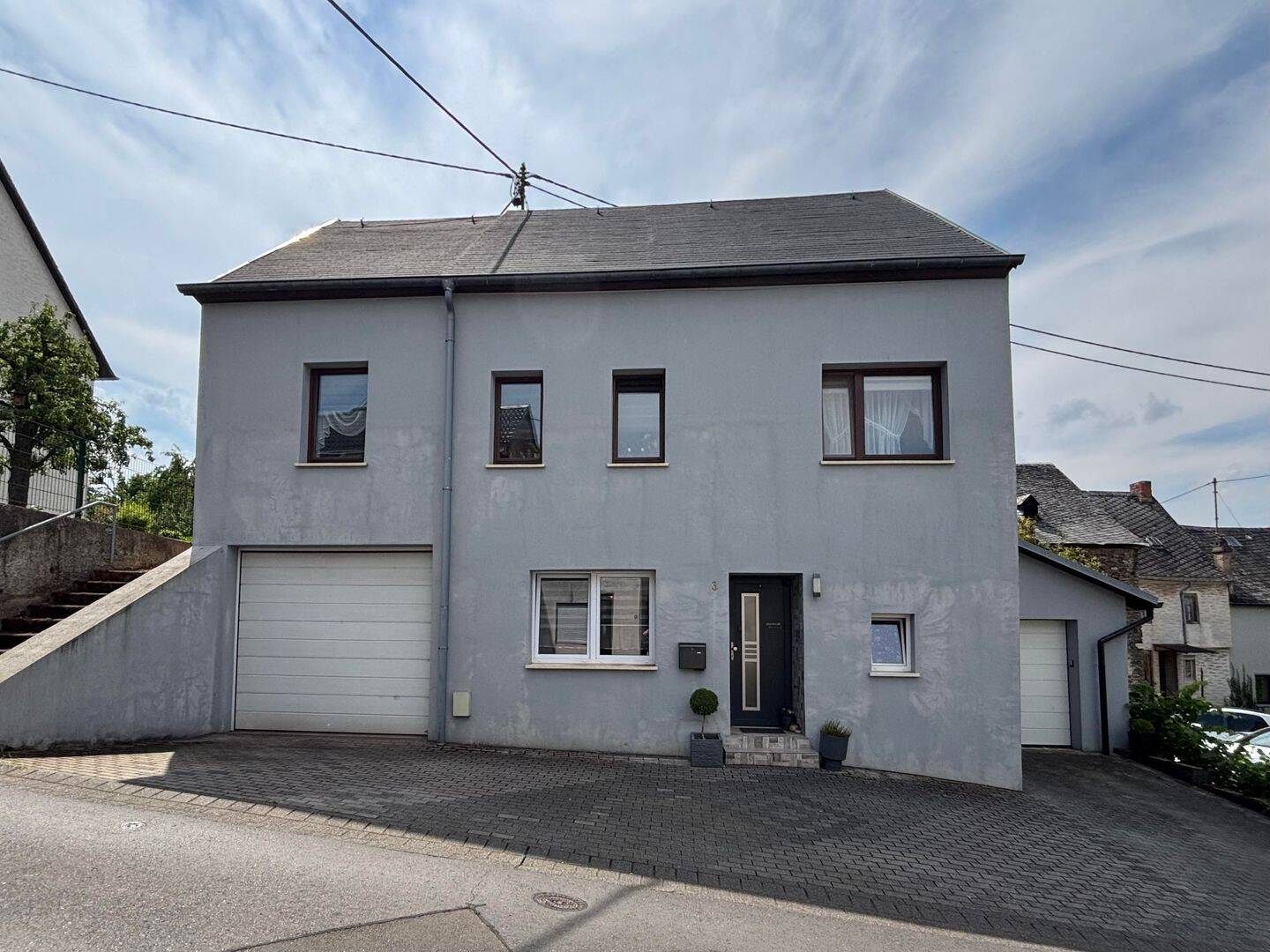 Gepflegtes Einfamilienhaus mit Terrasse und zwei Garagen, 54472 Brauneberg