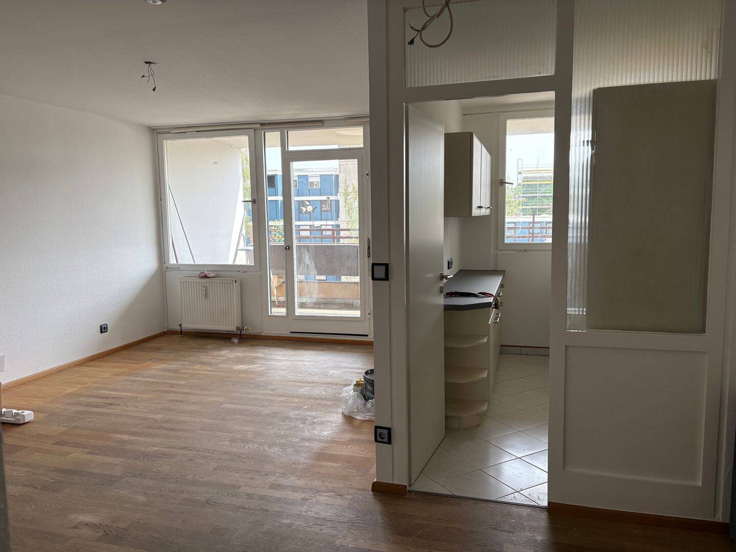 Helle, teilmöblierte 2 Zimmer Wohnung mit Loggia, EBK und Schlafzimmer, 90471 Nürnberg (Dutzendteich Langwasser Neuselsbrunn Stadion Zollhaus)