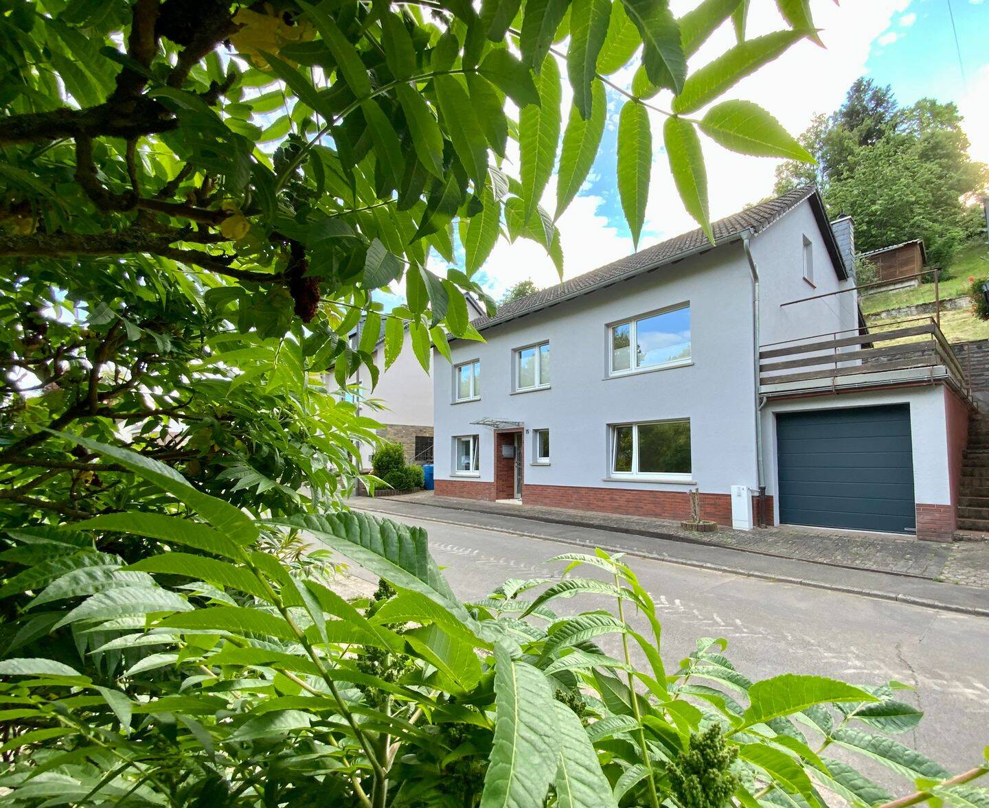 Einfamilienhaus mit Wintergarten, Grundstück und einer traumhaften Aussicht und mehreren Terrassen in herrlicher, sehr ruhiger Naturlage in Waxweiler., 54649 Waxweiler