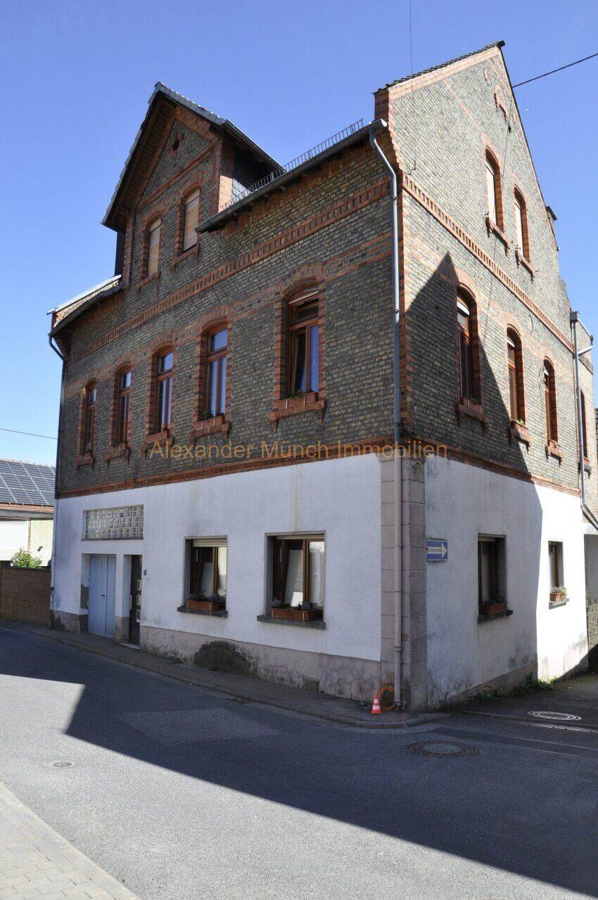Niedernhausen-Vermietetes Dreifamilienhaus mit ausbaufähiger Scheune in Königshofener Kernlage!, 65527 Niedernhausen