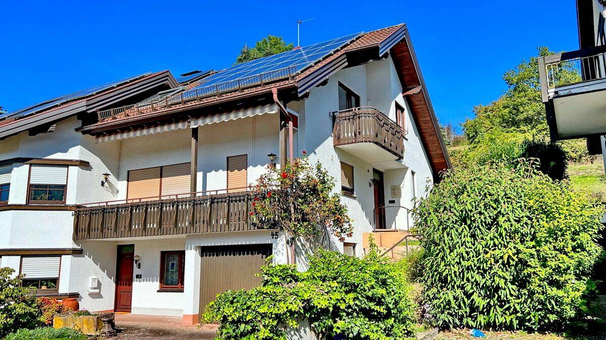 Großzügige Dachgeschosswohnung mit Garten und Klimaanlage., 76534 Baden-Baden