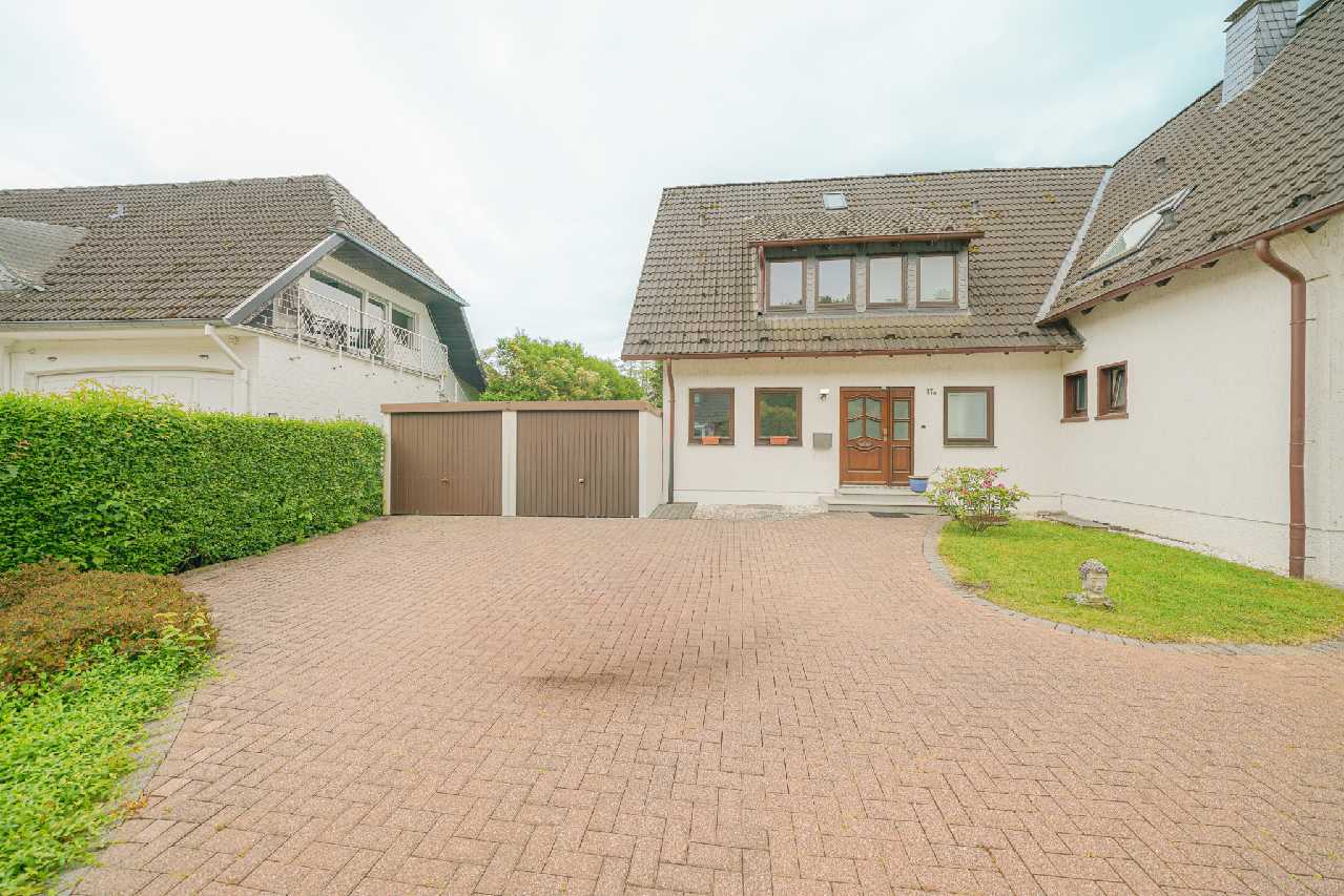Breitscheid: Einfamilienhaus mit Garten und 2 Garagen, 40885 Ratingen