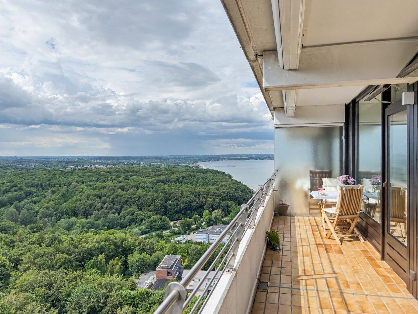 Stilvoll möbliertes Premium-Apartment in der 28. Etage mit seitlichem Ostseeblick, 23669 Timmendorfer Strand