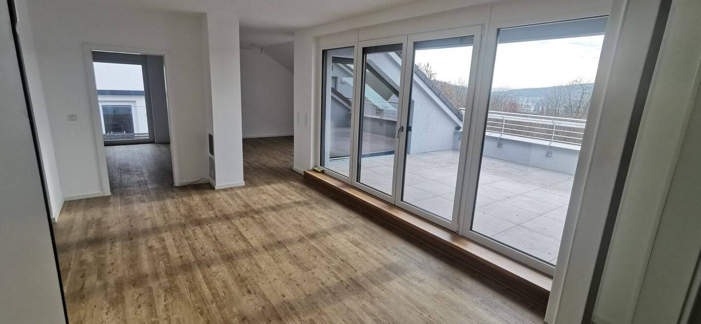 Hochwertige 4 Zi.-Wohnung mit Dach-Loggia und Doppelcarport, 96135 Stegaurach