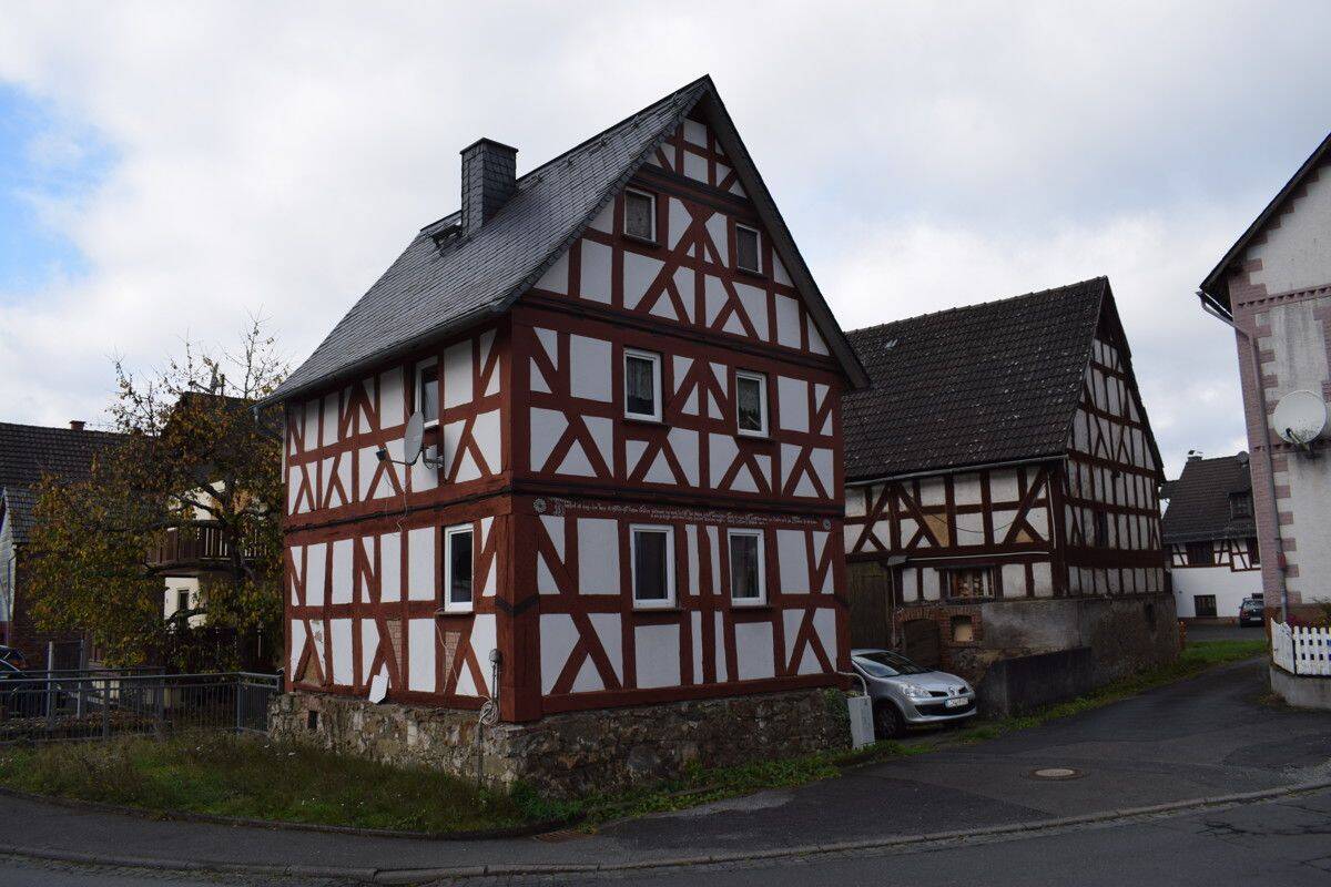35644 Hohenahr-Großaltenstädten Kleines Fachwerkanwesen mit Anbau und Scheune, 35644 Hohenahr