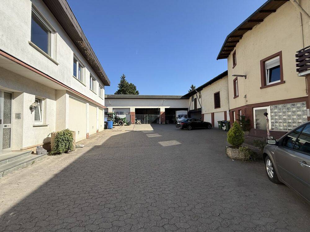 Die perfekte Wahl für Wohnen & Betrieb auf einem Grundstück! 2 Häuser, große Lagerhalle und Garten!, 55237 Flonheim