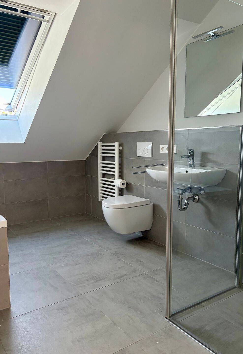 Modernes 3-Zi.-DG‑Apartment in Bad Windsheim – Balkon, EBK & Stellplatz, 91438 Bad Windsheim