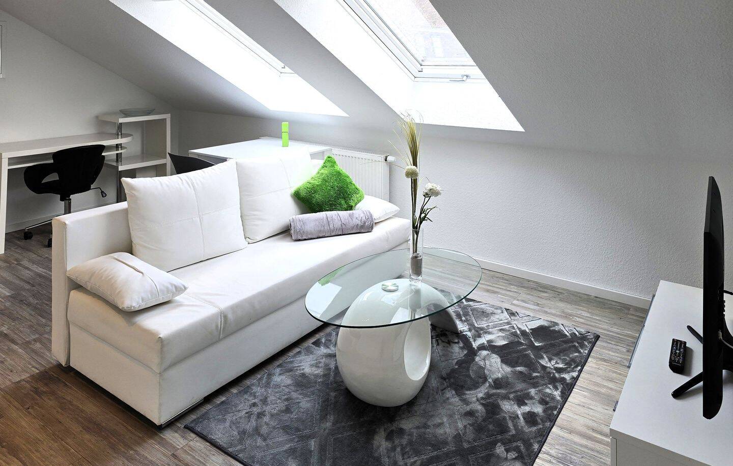 Modernes 2-Zimmer-Apartment mit Balkon, vollständig eingerichtet, zentral Raunheim, 65479 Raunheim