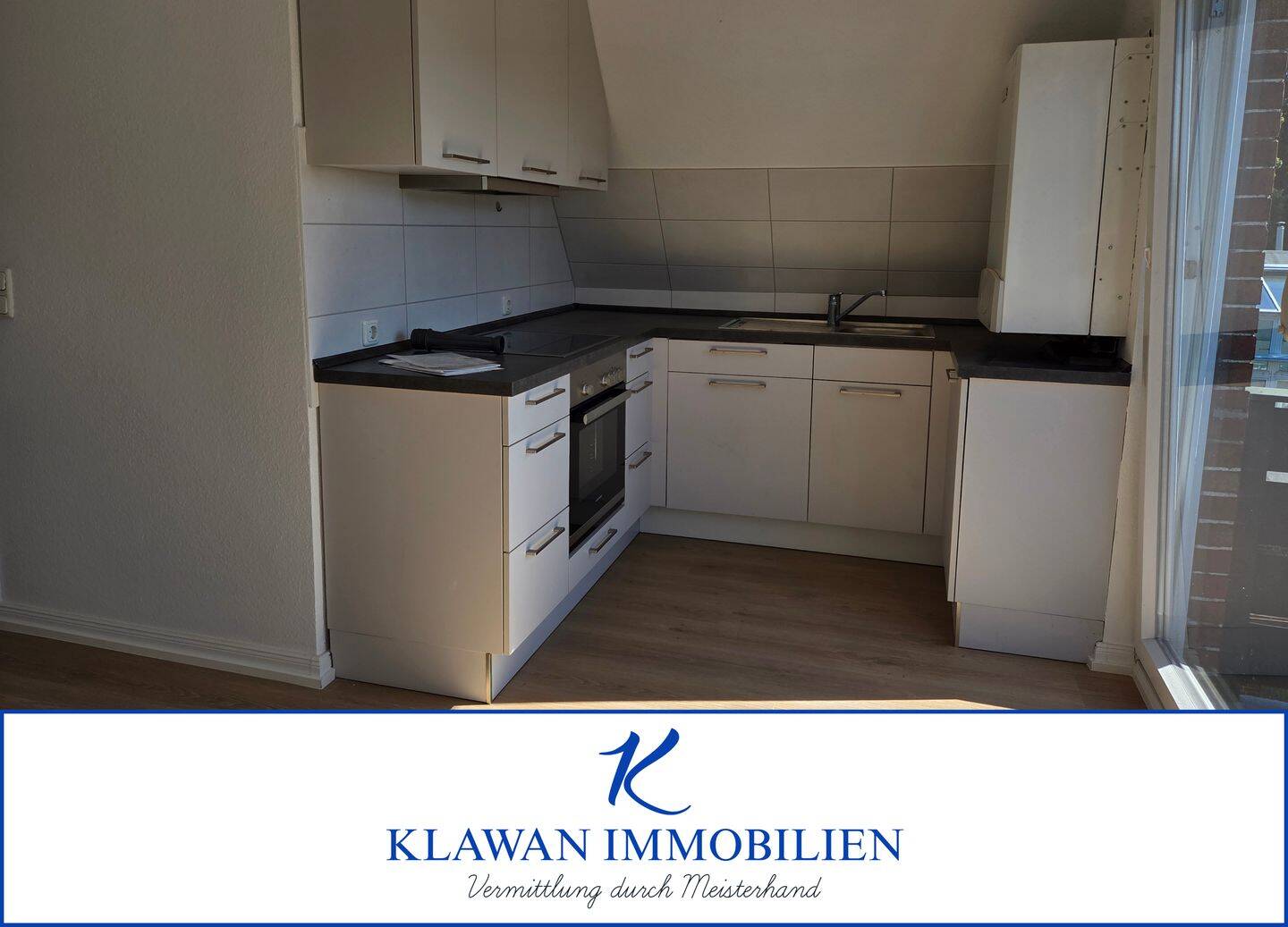 Sanierte Dachgeschosswohnung mit Balkon, 22609 Hamburg (Altona Groß Flottbek Nienstedten Osdorf Othmarschen)
