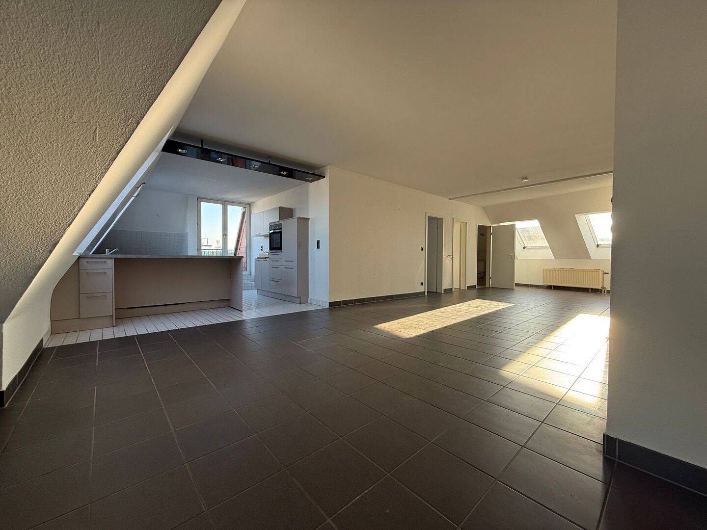 Dachgeschoss mit Dachterrasse & Bogenfenstern – 145 m², Aufzug, Hanau, 63450 Hanau