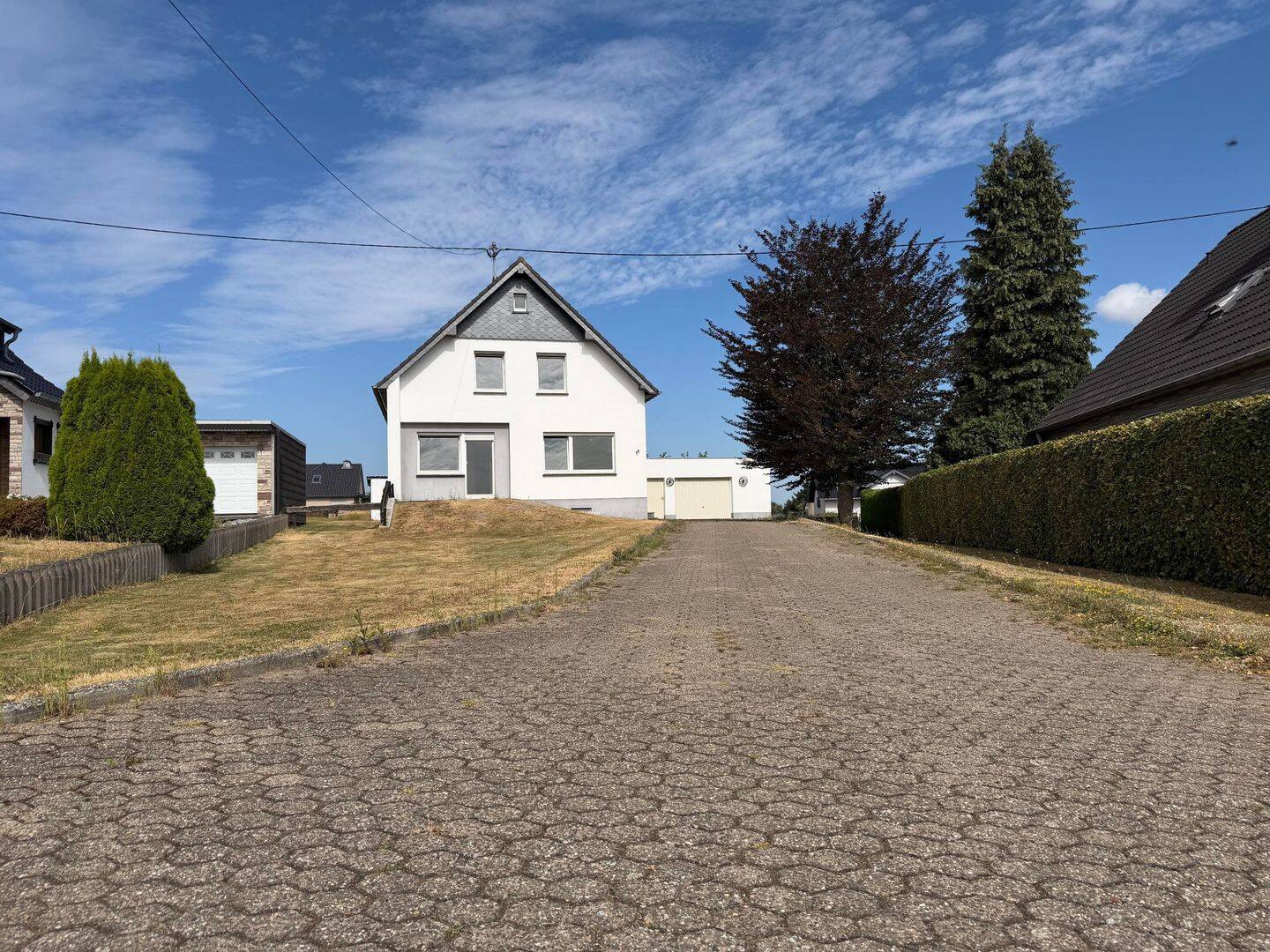 Freistehendes Einfamilienhaus mit zwei Garagen, großzügigem Grundstück und viel Potenzial, 52385 Nideggen