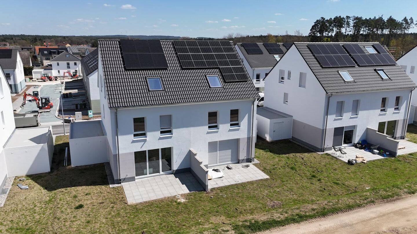 Doppelhaushälfte mit Blick ins Grüne, Erstbezug, 91154 Roth