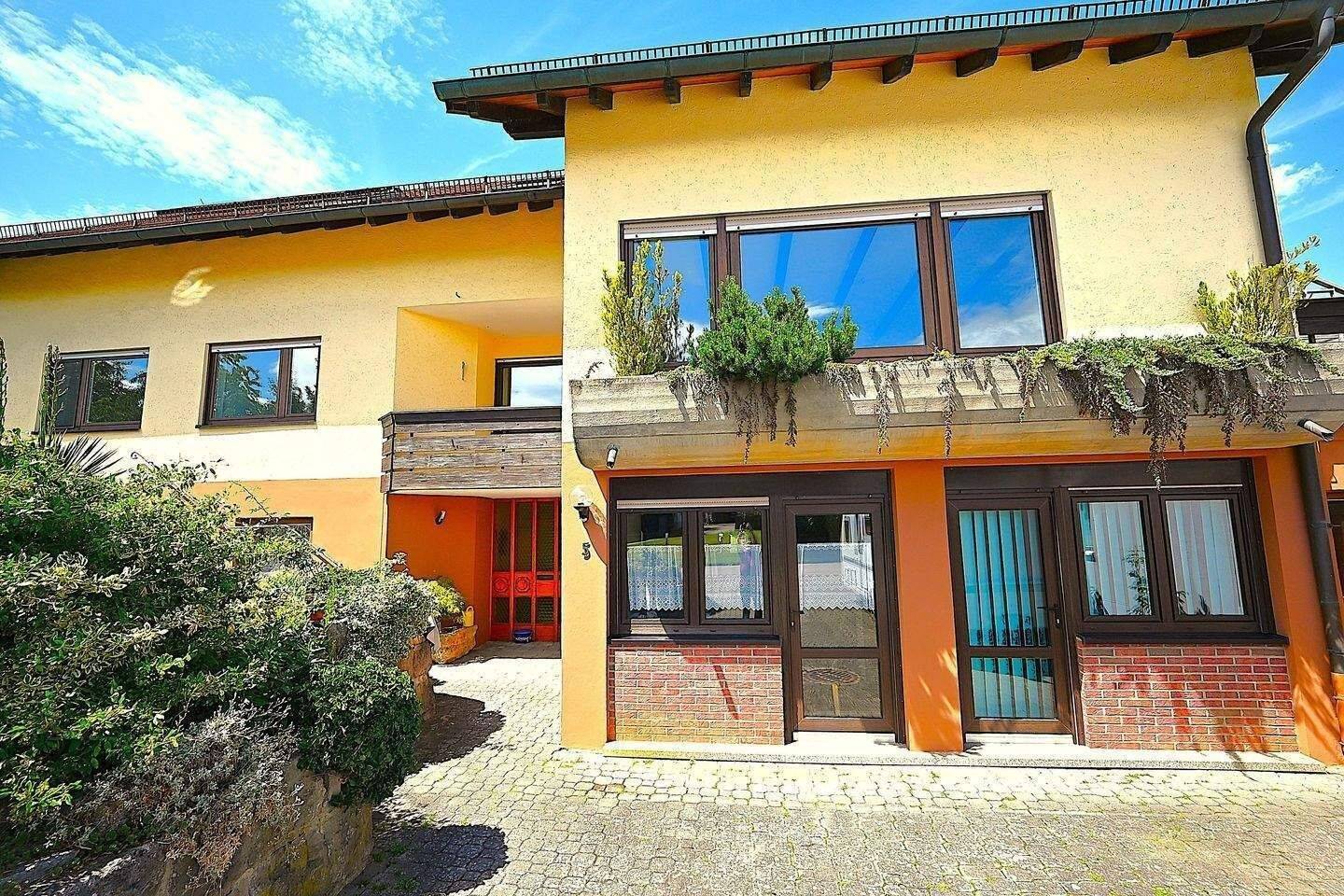 Dieses vielseitige Objekt in ruhiger, familienfreundlicher Lage vereint großzügiges Wohnen für die Familie mit der Option auf zusätzliche Mieteinnahme, 73479 Ellwangen (Jagst)
