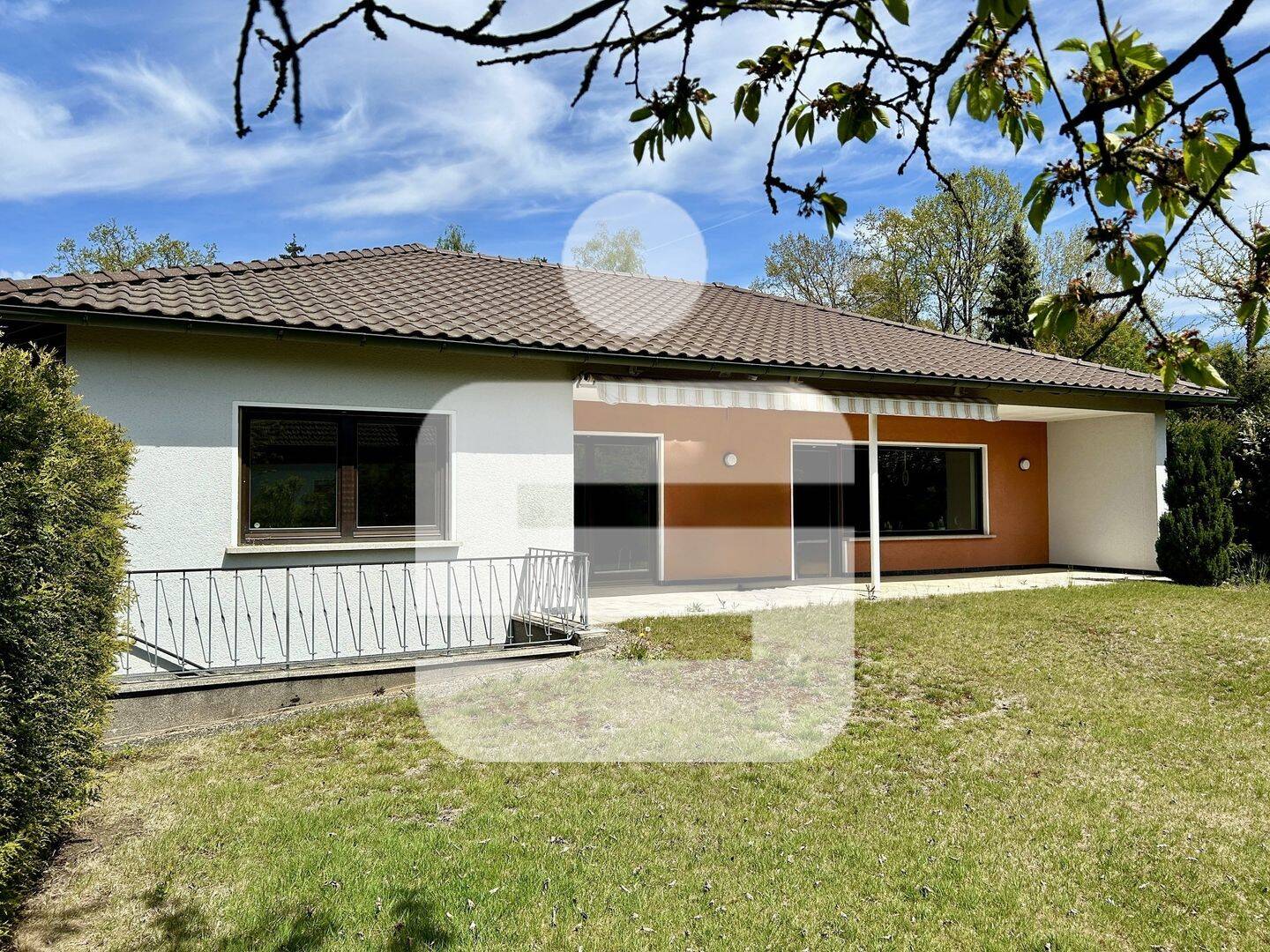 Sanierungsbedürftiges Wohnhaus mit großem Potenzial…Bungalow in Top-Wohnlage von Zeckern, 91334 Hemhofen