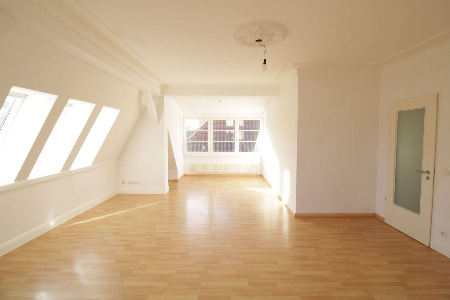 Bezugsfrei nahe FU Berlin: helle 2-Zimmer-Dachgeschosswohnung am Breitenbachplatz, 12163 Berlin (Steglitz-Zehlendorf Friedenau Steglitz)