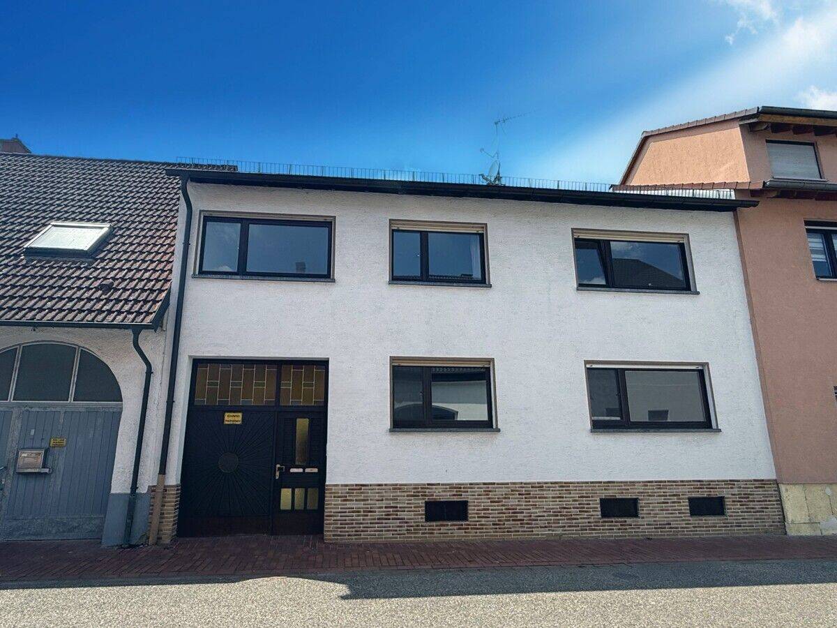 Zweifamilienhaus mit gr. Grundstück und vielseitigem Potenzial in ruhiger Wohnlage von Philippsburg, 76661 Philippsburg