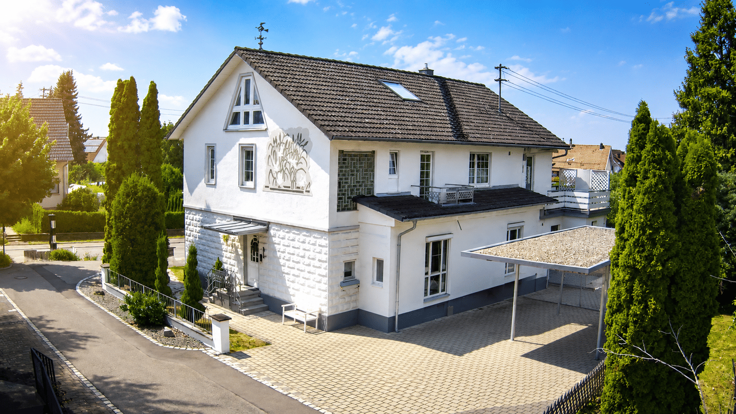 Einfach Einziehen und Wohlfühlen! Gepflegtes Zweifamilienhaus in sonniger Wohnlage in Bisingen mit viel Potenzial!, 72406 Bisingen