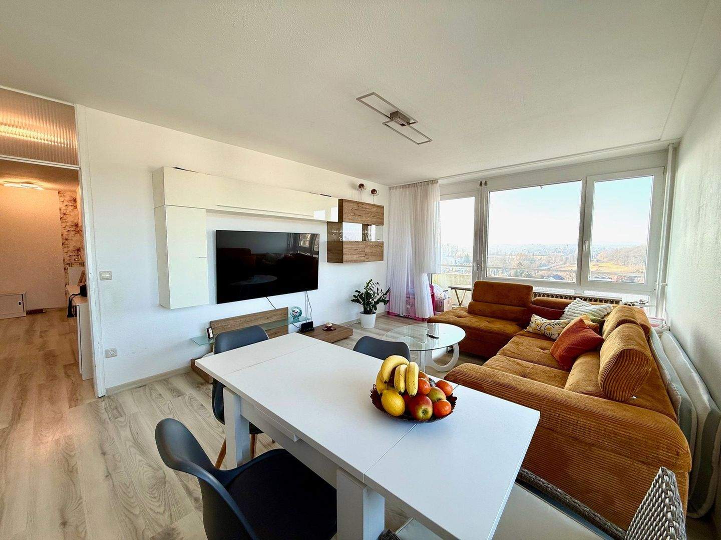 Ein Zuhause mit Weitblick – 2-Zimmer-Wohnung im 10. OG mit traumhafter Aussicht auf die Hegau-Berge, 78315 Radolfzell am Bodensee