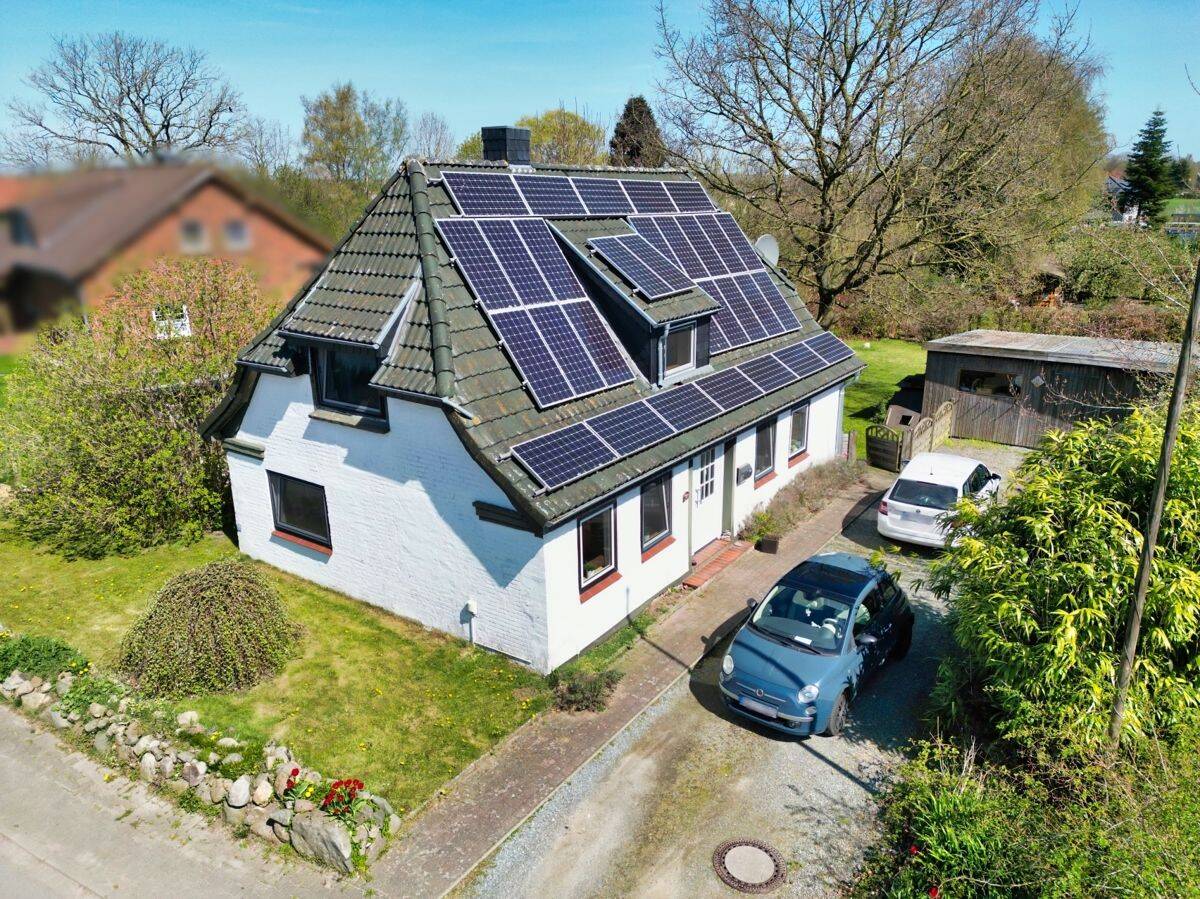 Charmantes Landhaus mit PV-Anlage, Kaminofen, Garten, modernem Bad und Entwicklungspotenzial in Böel, 24401 Böel