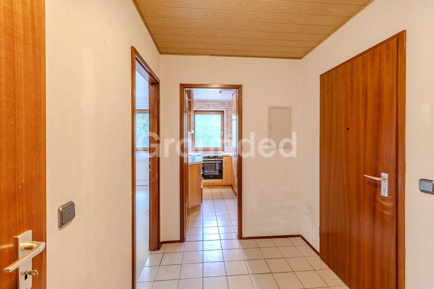 Renovierungsbedürftige 2-Zimmer-Wohnung mit Wintergarten – zzgl. Außenstellplatz, 91056 Erlangen