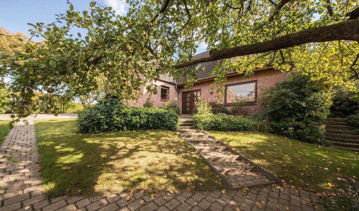 Zweifamilienhaus mit Traumgarten in Wassernähe, 24395 Niesgrau
