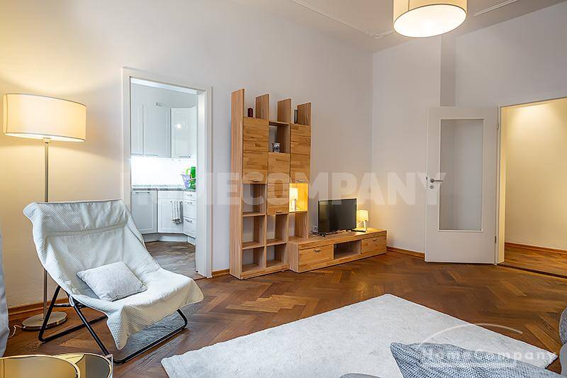 ***Sehr schöne und großzügig geschnittene 2 Zimmer Altbauwohnung