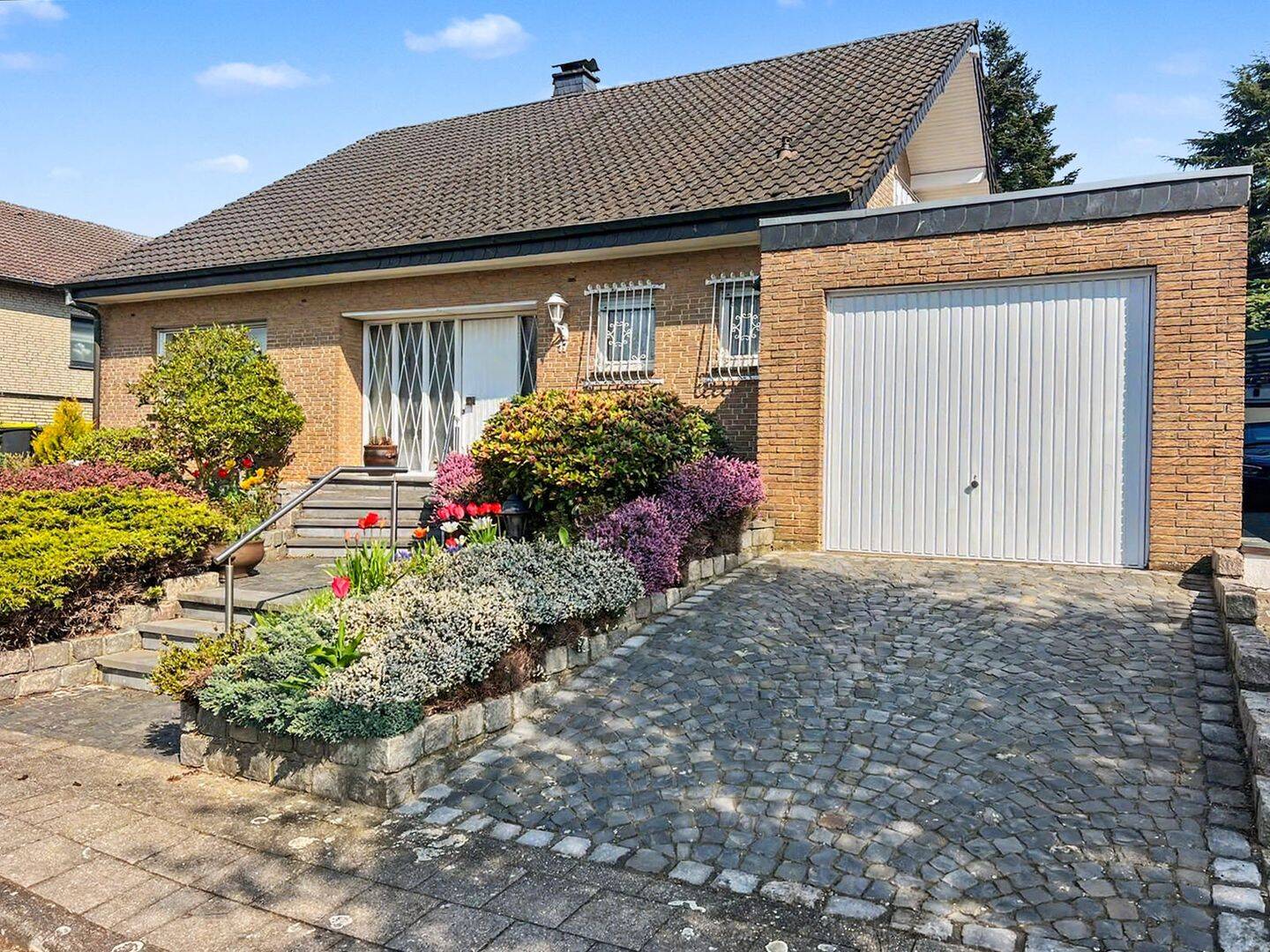 Übach Palenberg – Traumhaus für die Großfamilie in begehrter Lage von Rimburg, 52531 Übach-Palenberg