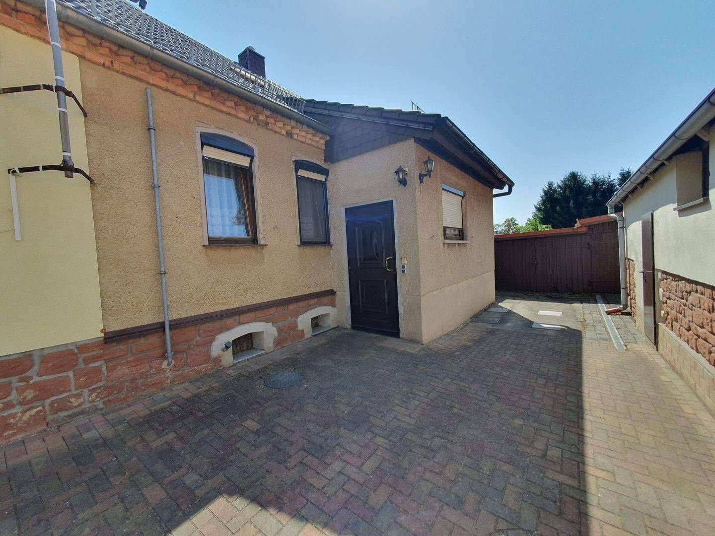 Doppelhaushälfte mit Potenzial – Sofort bezugsfrei zum Schnäppchenpreis!, 6295 Eisleben