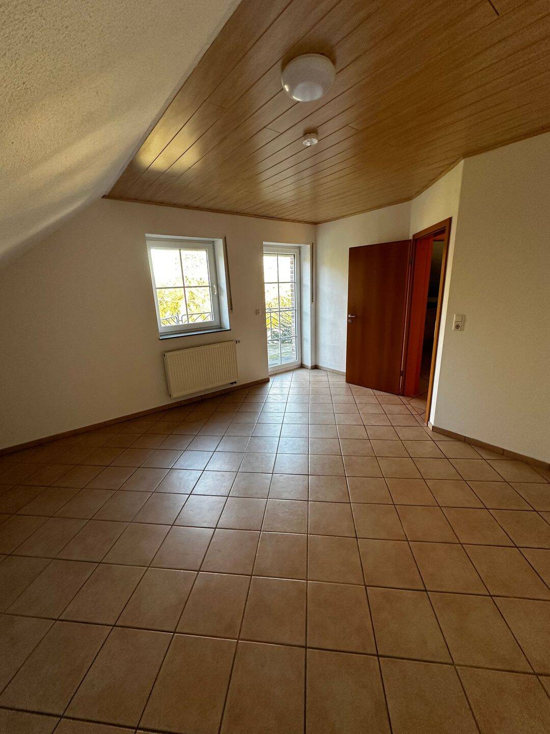 Helle 84 m² Dachgeschosswohnung in ruhiger Zentrumsnähe – mit Balkon, EBK & Stellplatz, 53925 Kall
