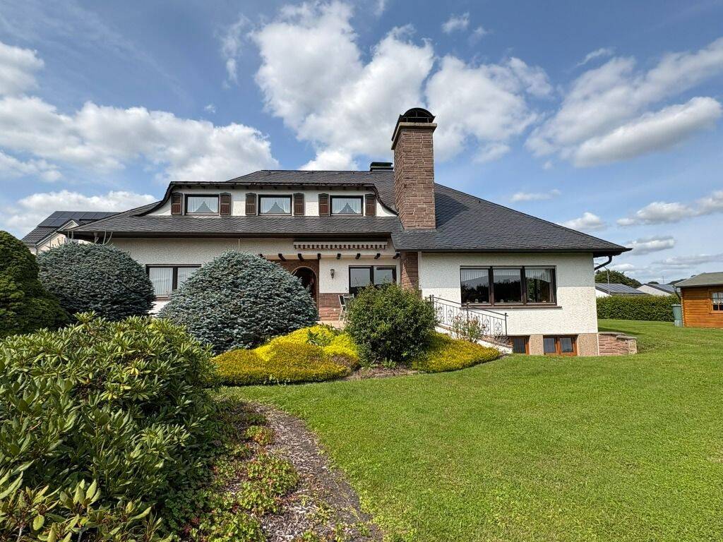 **Großzügiges Wohnhaus mit Schwimmbad und Einliegerwohnung in der Eifel**, 54608 Bleialf
