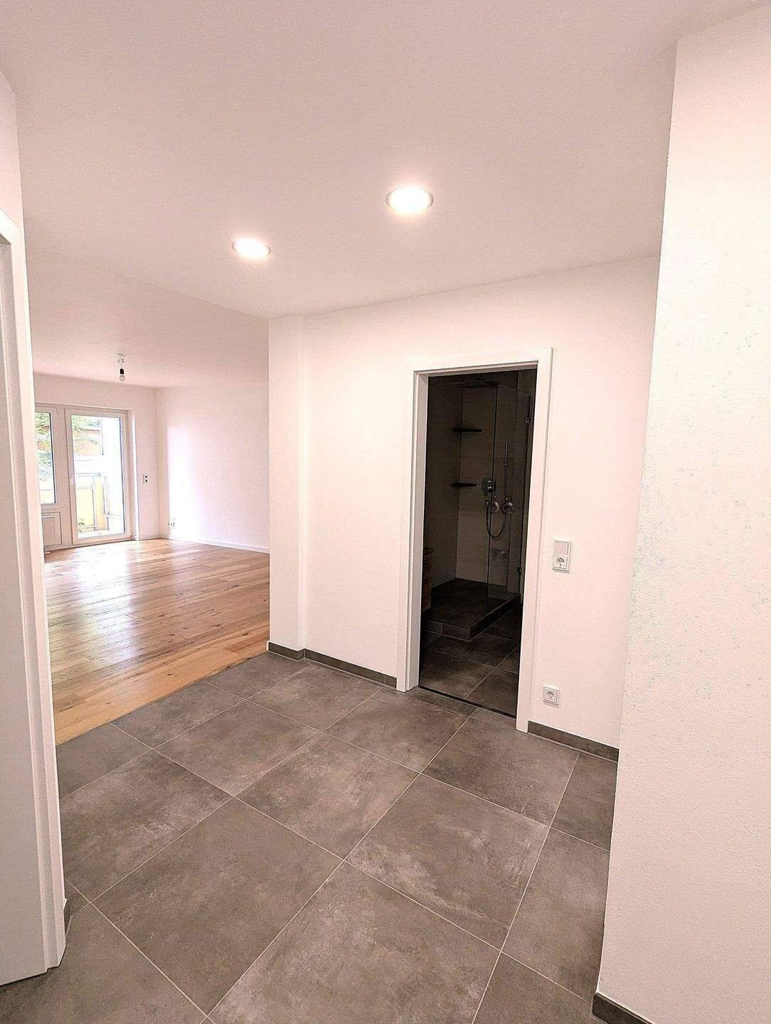 ERSTBEZUG NACH SANIERUNG: Außergewöhnlich schöne 2-Zimmer-Wohnung mit Balkon, zentral und ruhig, 90478 Nürnberg (Dutzendteich Gleißhammer Glockenhof Sankt Peter Zerzabelshof)